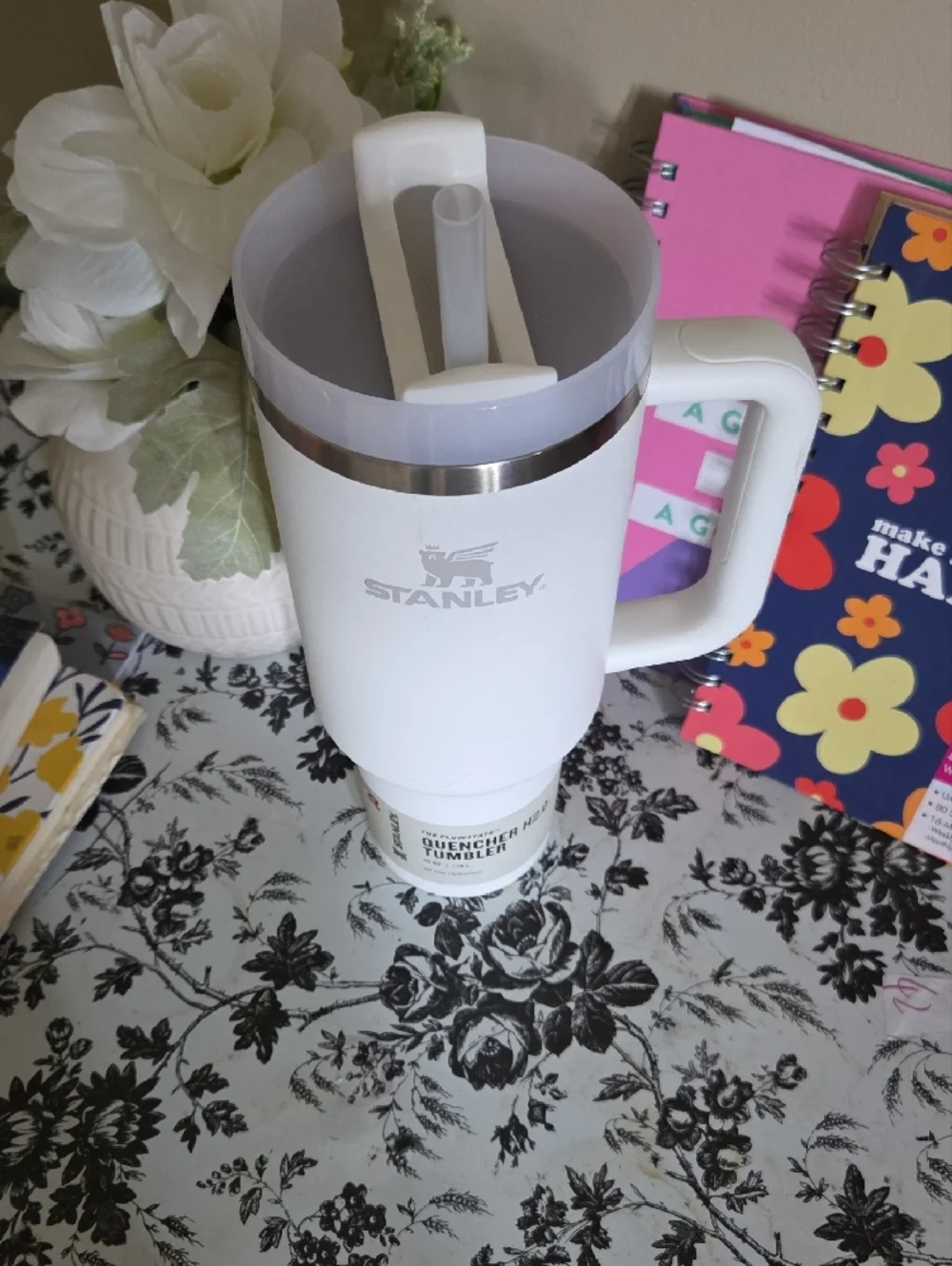 Stanley White Quencher Tumbler with Handle and Straw. - Picture 2 of 4